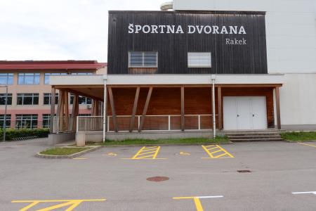 NAPIS ŠPORTNA DVORANA RAKEK 13 FOTO LJUBO VUKELIČ